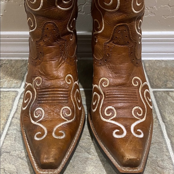 Ladies ariat boots 🌻 - Picture 2 of 4